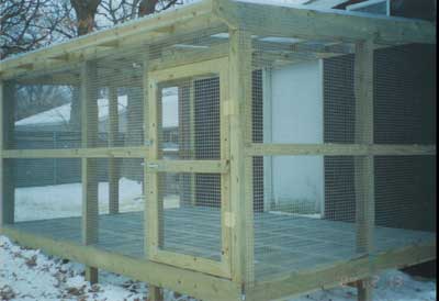 Raised flight pen Raised flight pen